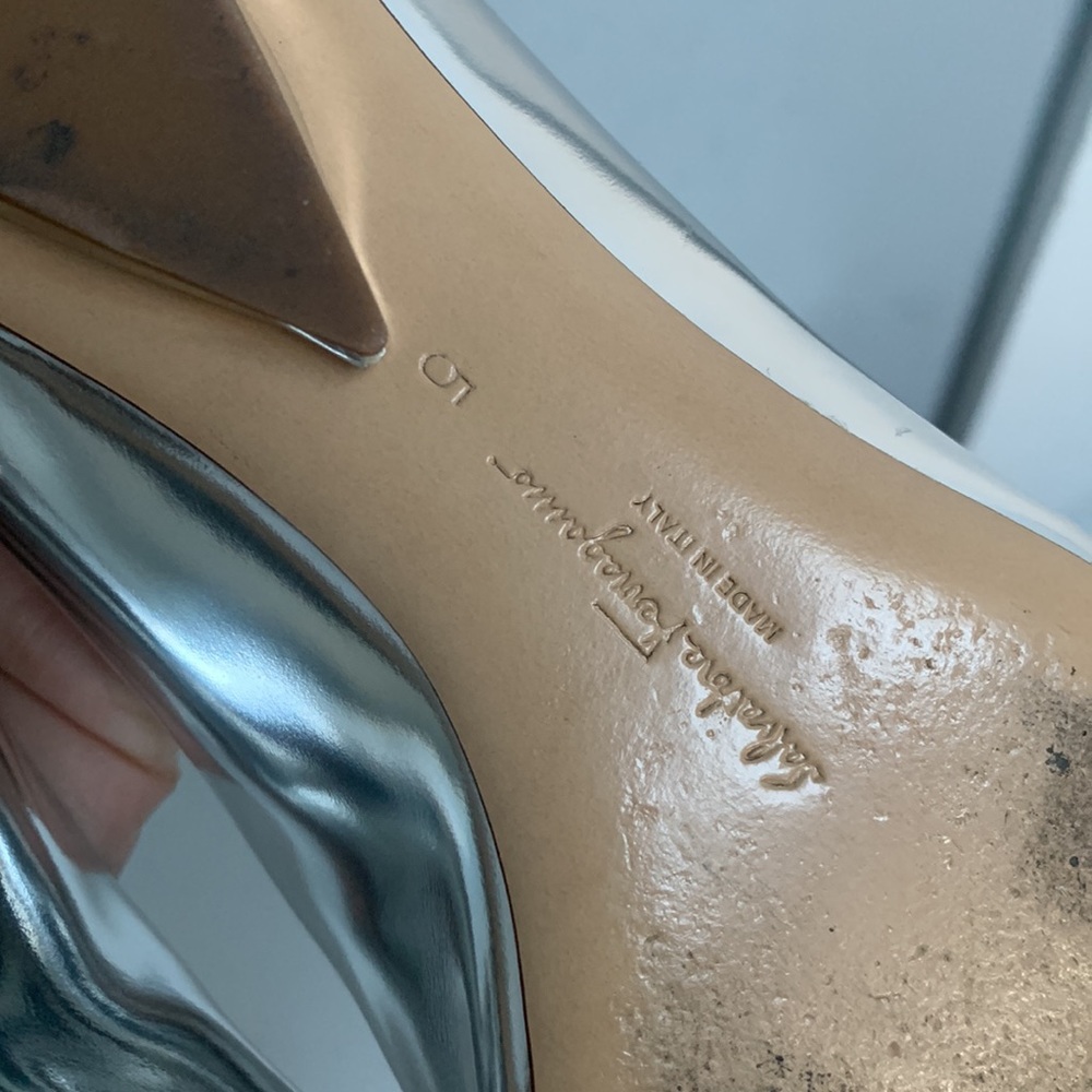 ❌sold❌ Authentic Ferragamo Viva leather silver mirror flats - Picture 8 of 17